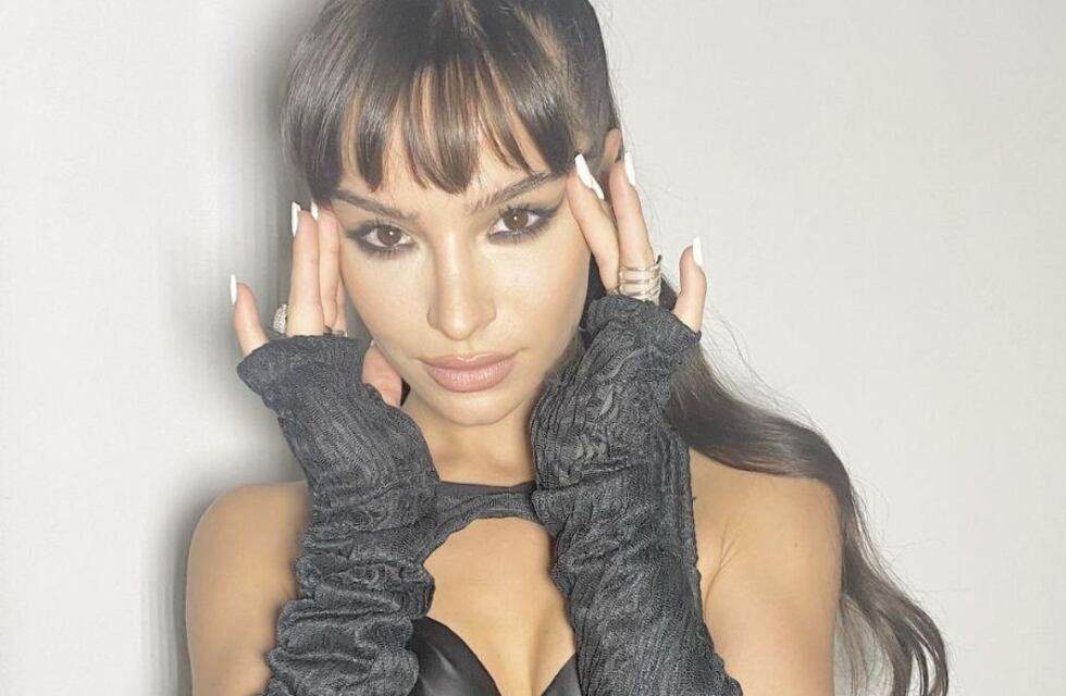 Brenda Asnicar posó “encendida” desde Uruguay con un crop-top y pantalón fucsia