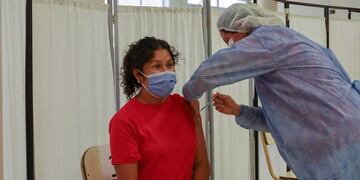 En la continuidad del plan estratégico de vacunación en respuesta a la Covid-19, Jujuy comenzará el lunes a vacunar con tercera dosis a personas de todas las edades.