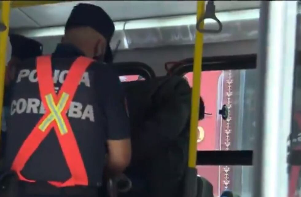 Córdoba: dos detenidos por tocar sus partes íntimas frente a pasajeras en un colectivo