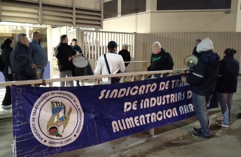 STIA Arroyito frente a una portería de ARCOR inicia la adhesión al paro nacional del jueves 9