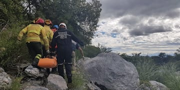 Bomberos Voluntarios de Merlo, junto a personal del Sempro, rescató a una mujer que sufrió una caída en el arroyo El Molino.