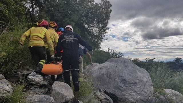 Bomberos Voluntarios de Merlo, junto a personal del Sempro, rescató a una mujer que sufrió una caída en el arroyo El Molino.