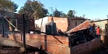 Voraz incendio dejó solo con lo puesto a una madre y sus hijos.