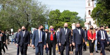 El gobernador Omar Perotti asistió al acto por el aniversario del Combate de San Lorenzo junto a la vicegobernadora Alejandra Rodenas, el intendente Leonardo Raimundo y el ministro de Defensa de la Nación, Agustín Rossi. (@prensasl)