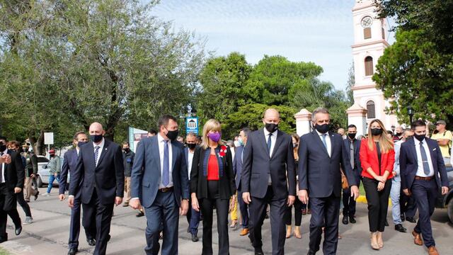 El gobernador Omar Perotti asistió al acto por el aniversario del Combate de San Lorenzo junto a la vicegobernadora Alejandra Rodenas, el intendente Leonardo Raimundo y el ministro de Defensa de la Nación, Agustín Rossi. (@prensasl)