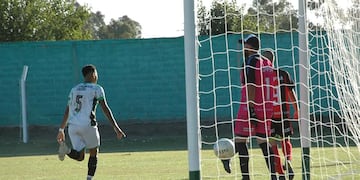 Sebastián Heredia, volante central de Camioneros, líder en Liga Cordobesa de Fútbol (La Voz).