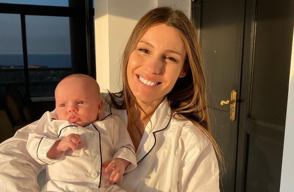 Pampita enterneció las redes con fotos de su hija Ana jugando en la bañera en un “día de spa”