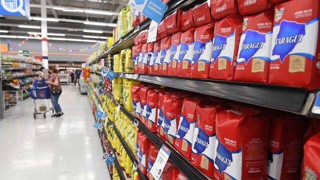 Mercadería en las góndolas de los supermercados