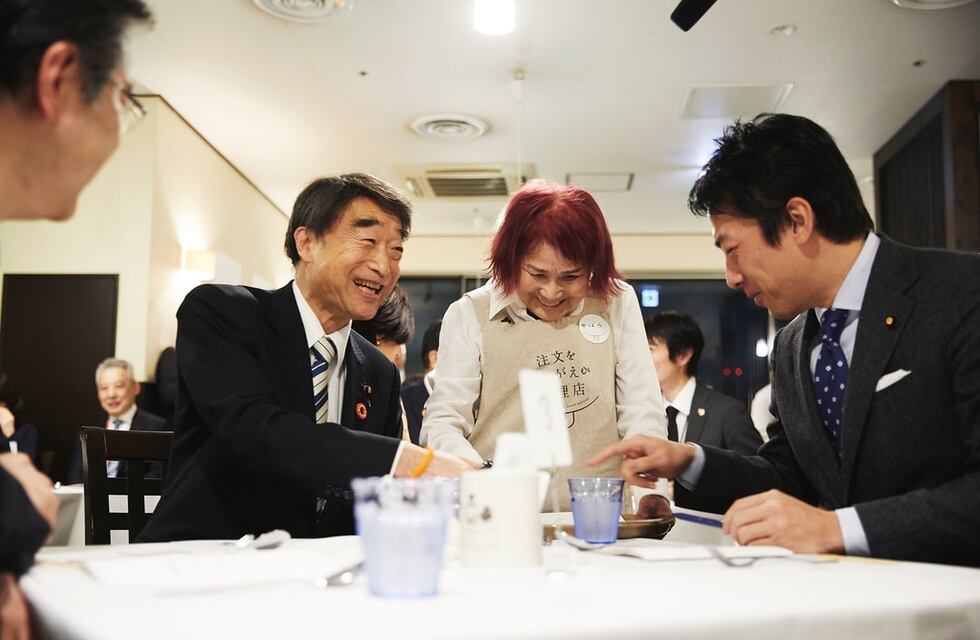 Así es el restaurante de Japón donde todos sus empleados tiene Alzheimer o demencia