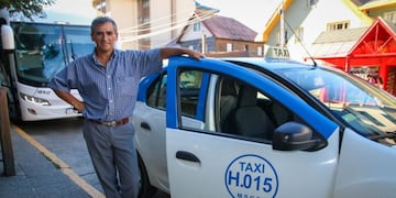 Un taxista de Bariloche encontró una billetera en su auto y recorrió la ciudad hasta encontrar al dueño.