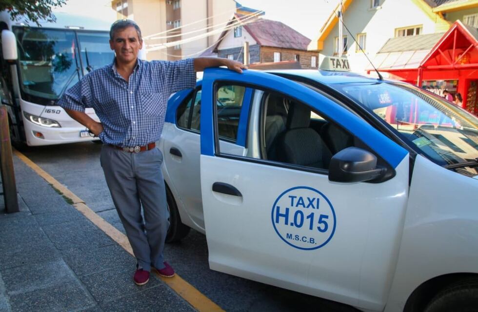 Un taxista de Bariloche encontró una billetera y recorrió la ciudad para devolvérsela a su dueño