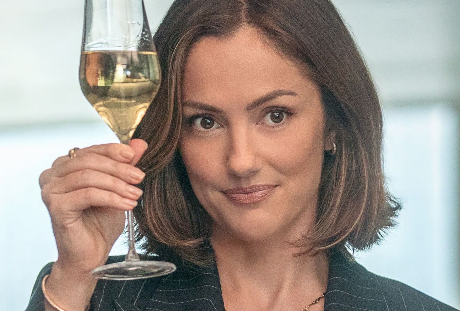 La película de Netflix es una comedia romántica, navideña y de drama empresarial.