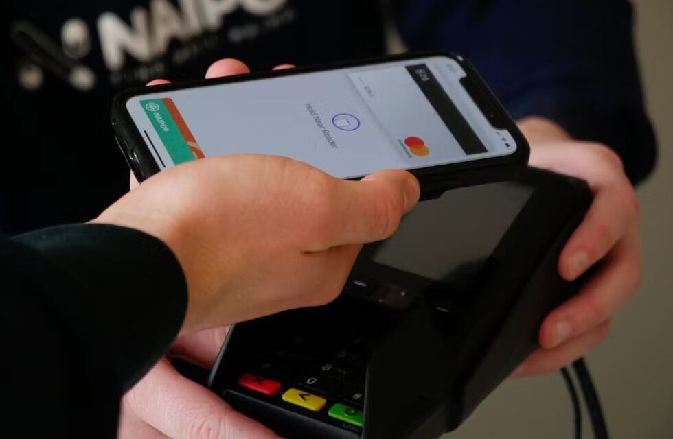 Qué es el NFC y cómo activarlo para poder pagar con tu celular y disfrutar las promos navideñas