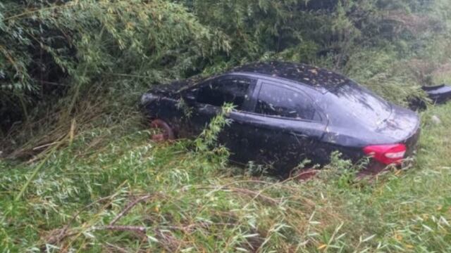 Por la inclemencia del tiempo, un automóvil despistó sobre la Ruta Nacional N°12.