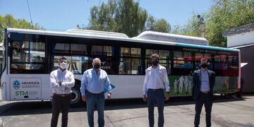 Las autoridades frente a la nueva unidad de transporte público de pasajeros motorizada 100% a GNC. Gentileza Gobierno de Mendoza