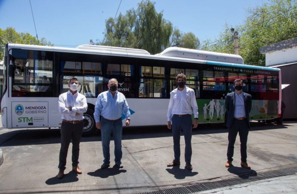 Presentaron la primera unidad de transporte público de pasajeros 100% a GNC