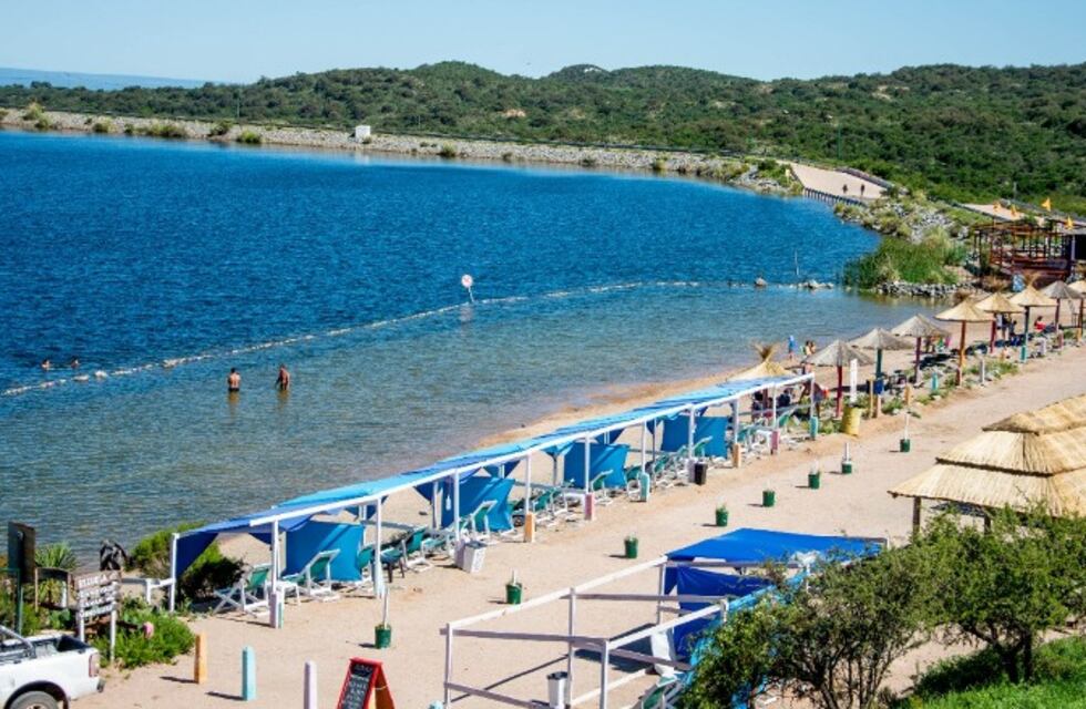 La flamante playa en el perilago de Piscu Yaco, una nueva atracción