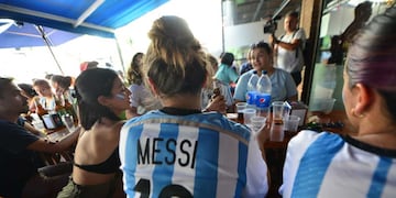 Gente viendo el partido de la selección por las semifinales del mundial (Javier Ferreyra / La Voz)