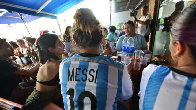 Gente viendo el partido de la selección por las semifinales del mundial (Javier Ferreyra / La Voz)