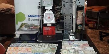 Detenidos por venta de drogas. Elementos secuestrados.