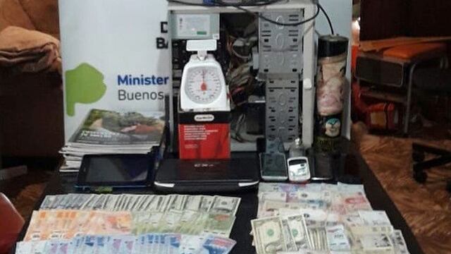 Detenidos por venta de drogas. Elementos secuestrados.