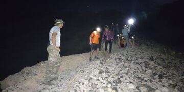 El grupo Geras y personal de la comisaría 30 rescató a 17 personas perdidas en la montaña.