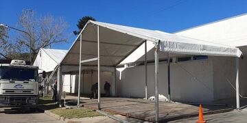 Hospital de campaña para instalar una nueva terapia en Rafaela