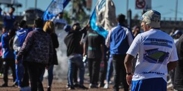 Hinchas de Godoy Cruz en las inmediaciones del Feliciano Gambarte