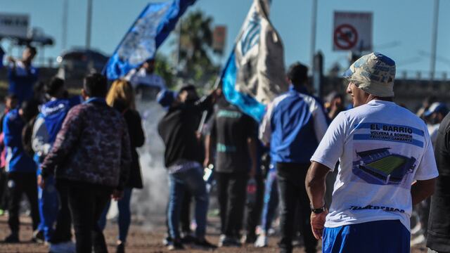Hinchas de Godoy Cruz en las inmediaciones del Feliciano Gambarte