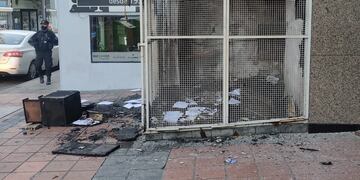 Las llamas destrozaron la planta baja y también parte del primer piso en Mitre al 800.