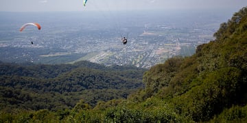 Volar libre. El cerro San Javier es el sitio de parapentismo más destacado de Latinoamérica y uno de los mejores del mundo. (Gerardo Iratchet/Ente Tucumán Turismo)