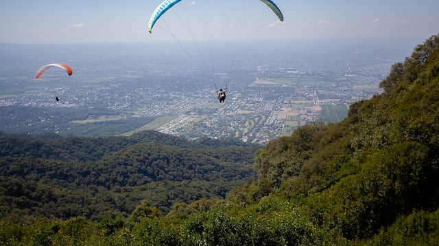 Volar libre. El cerro San Javier es el sitio de parapentismo más destacado de Latinoamérica y uno de los mejores del mundo. (Gerardo Iratchet/Ente Tucumán Turismo)