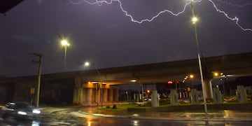 La lluvia, con intensa actividad eléctrica, trajo inconvenientes como el corte de energía eléctrica.