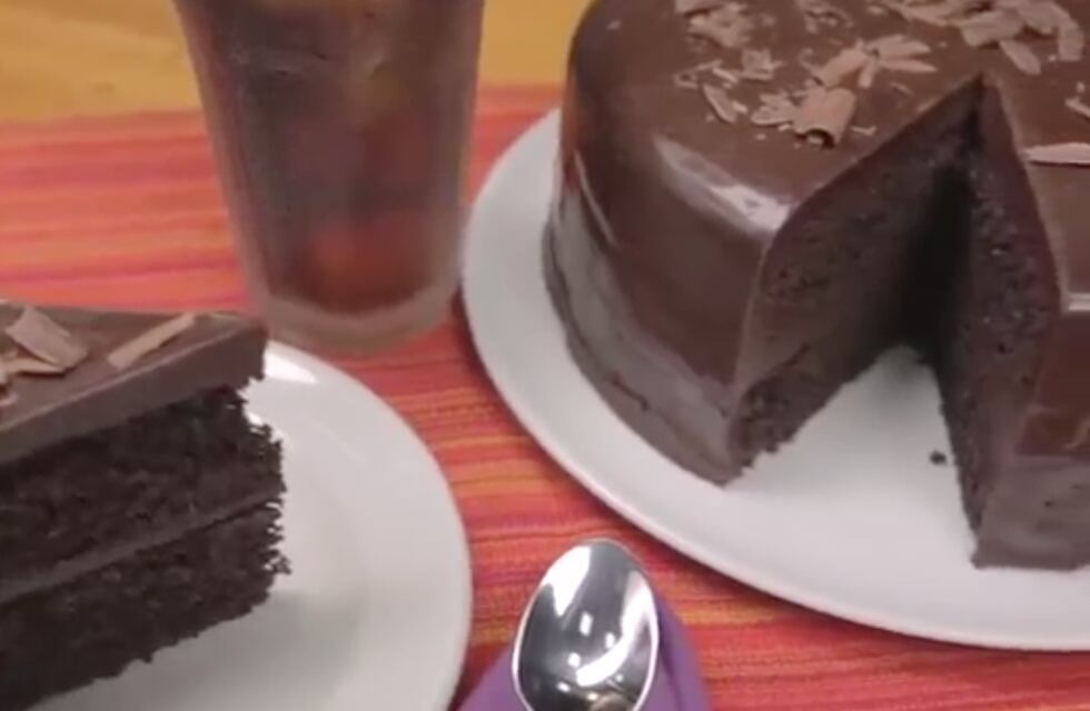 Preparamos una torta de Coca Cola divertida y para los más chicos