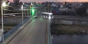 El colectivo terminó en el cauce del Río Suquía.