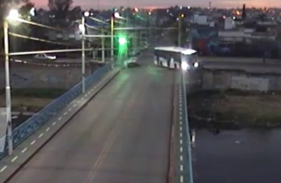 Video: así fue el impactante accidente que dejó a un colectivo en el cauce del Río Suquía