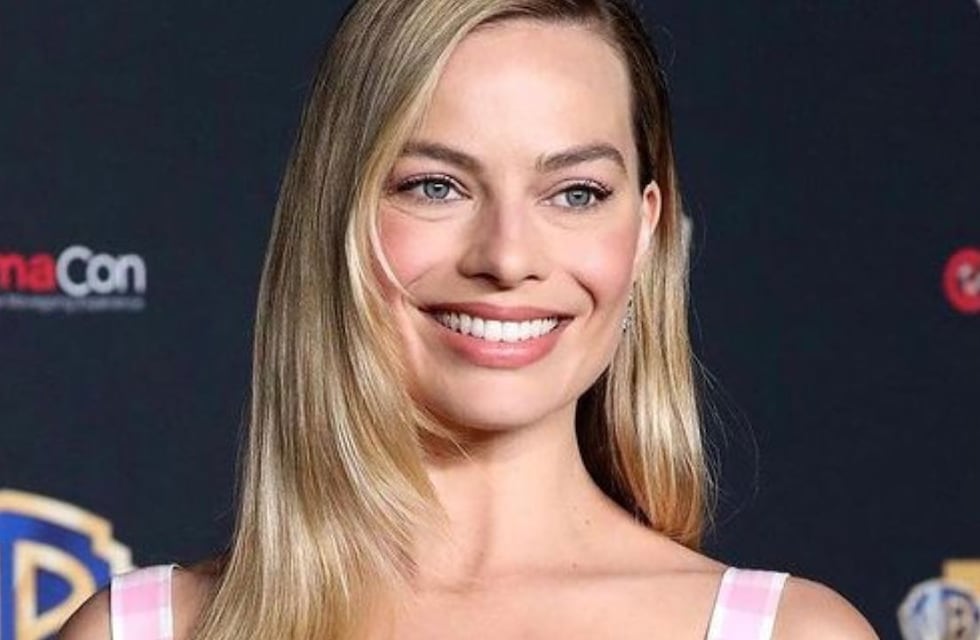 Margot Robbie al natural deslumbró en sus vacaciones con una monokini