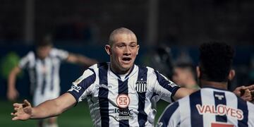 La felicidad del juvenil tras su primer tanto en primera.