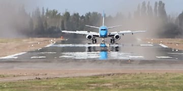 El vuelo AR1334 proveniente de la Ciudad de Buenos Aires, aterrizó en San Rafael y dejó inaugurada la renovada pista del aeropuerto Santiago Germanó.
