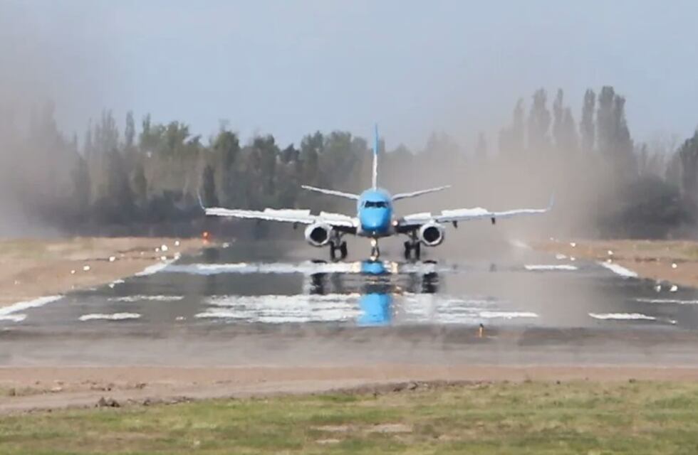 Video: así fue el aterrizaje del primer avión en el renovado aeropuerto de San Rafael habilitado para Semana Santa