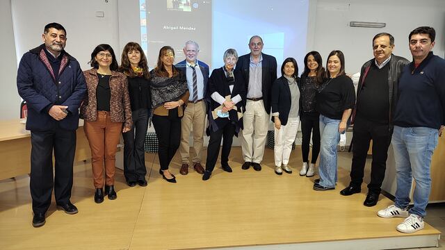 La delegación del Hospital Materno Infantil "Ricardo Gutiérrez" de Buenos Aires, junto a las autoridades ministeriales y directivos de la Fundación Hospital de Niños, en en Salón Ateneo del Hospital Materno Infantil "Dr. Héctor Quintana".