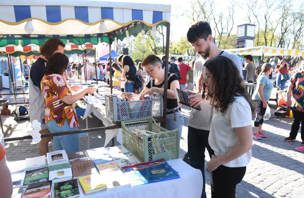 Una multitud acompañó la Feria del Libro en la Plaza 25 de Mayo