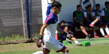 Alejo Rodríguez, con 17 años debutará en el arco de Rosario Puerto Belgrano.