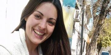 Vecina de Pérez intenta subsanar el daño por la tala de árboles de calle Morelli