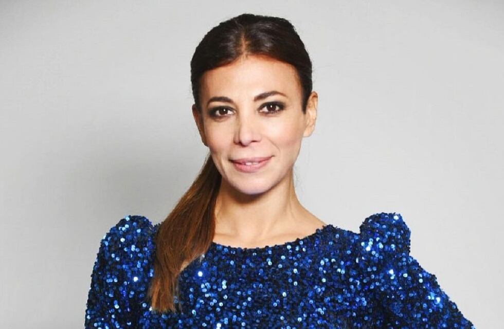 A sus 46 años, Ximena Capristo posó desde la playa con una microbikini estampada en turquesa y rosa