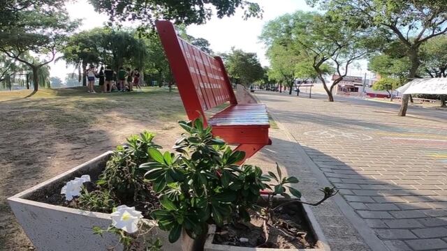 Vandalizaron el "banco rojo" en Villa María (Villa María VIVO!)