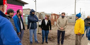El Gobernador de Tierra del Fuego estuvo en el barrio Arraigo Sur de Río Grande, donde recorrió las obras concluidas de las conexiones intra domiciliarias de agua y cloaca.