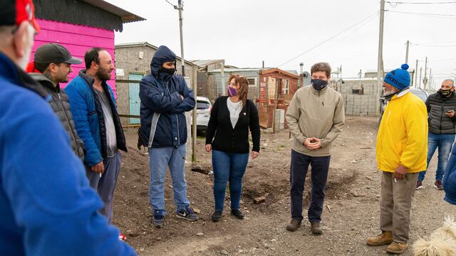 El Gobernador de Tierra del Fuego estuvo en el barrio Arraigo Sur de Río Grande, donde recorrió las obras concluidas de las conexiones intra domiciliarias de agua y cloaca.