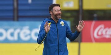 El entrenador se tomó 15 minutos luego del cotejo para ver a los suplentes. (Rosario Central)
