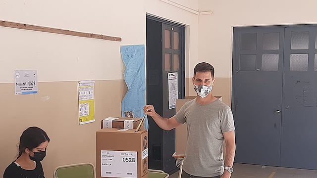 Leo Viotti, emitiendo su voto